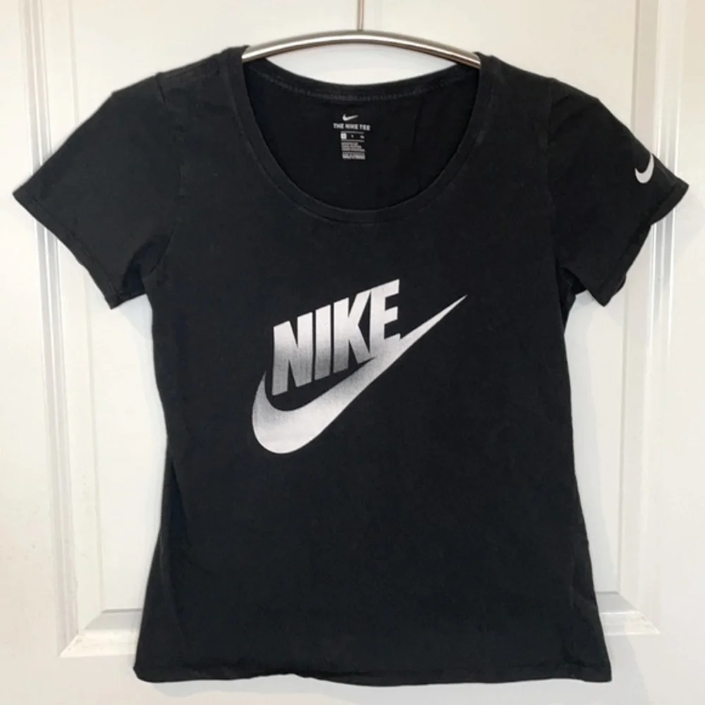 NIKE | Women’s Black & White NIKE SWOOSH Logo Athletic Cut Shirt Size Small